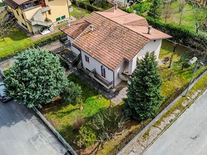 Casa con 8 locali in vendita in Via Vivaldi, Belforte AllIsauro