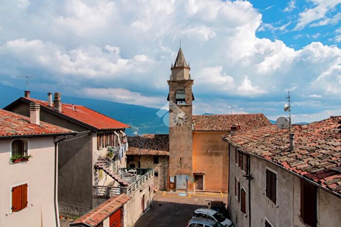 Casa con 6 locali in vendita in Via Antica, Gargnano