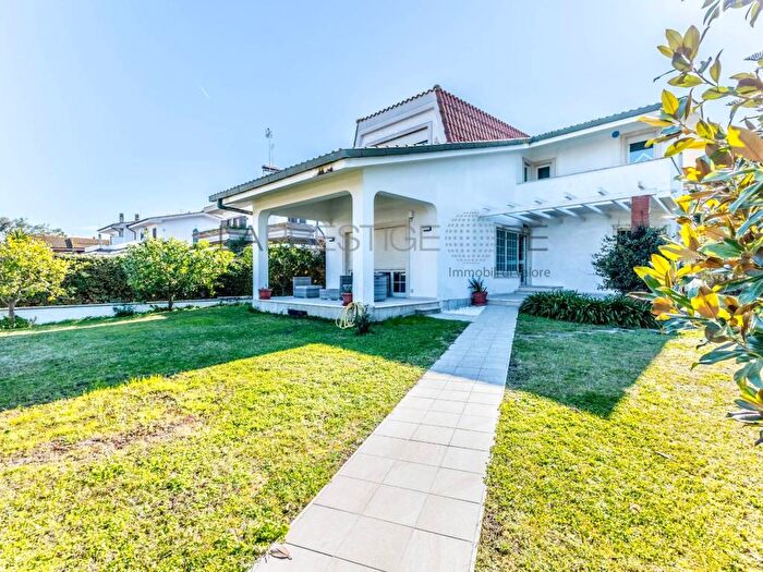 Casa con 6 locali in affitto in Via Marina di Gairo, Fregene, Fiumicino