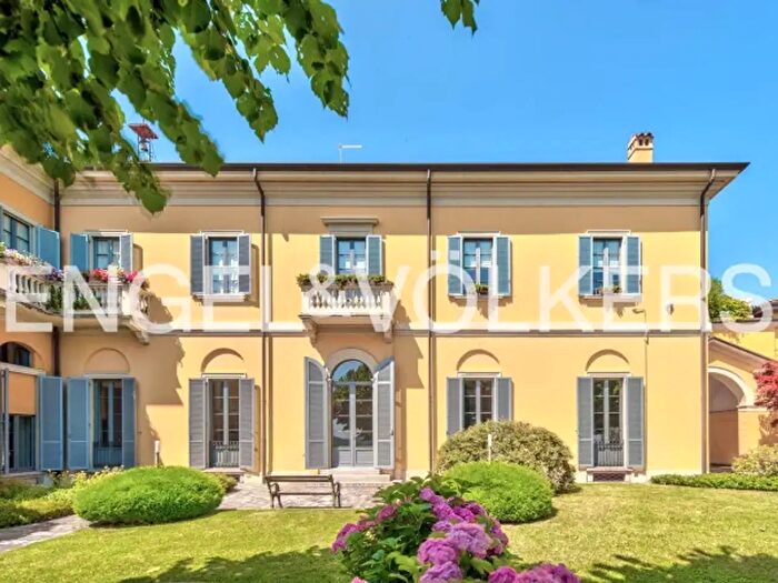 Appartamento con 5 locali in vendita in Via Maggio, Erba