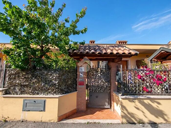 Casa quadrilocale in vendita in Via di Giardinetti, Roma