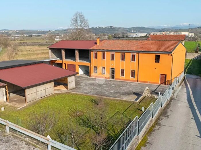 Casa con 7 locali in vendita in Via Don Tommaso Micheletto, Soave