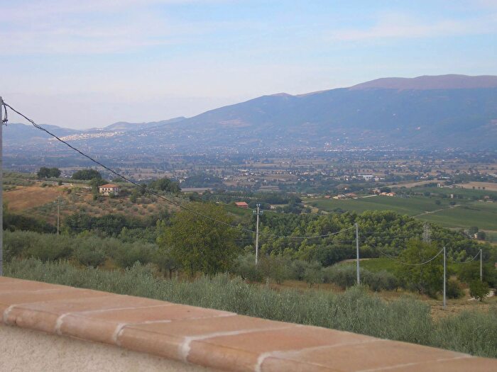 Casa con 7 locali in vendita in Località Case Fiaccu, Montefalco