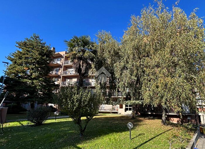 Appartamento trilocale in vendita in Via Lambro, Rozzano