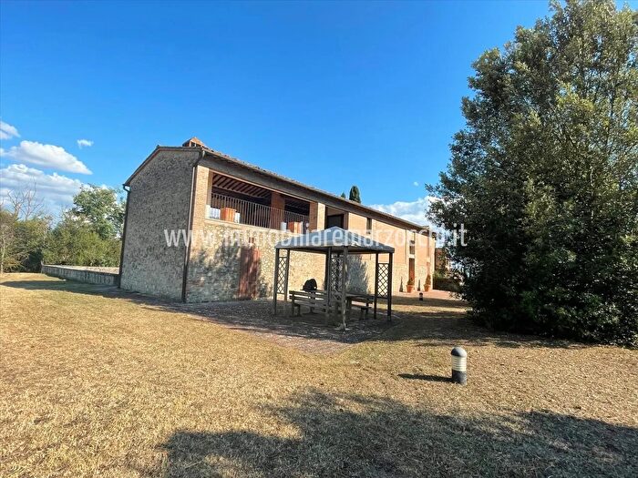 Casa con 8 locali in vendita in Renaccio, Siena