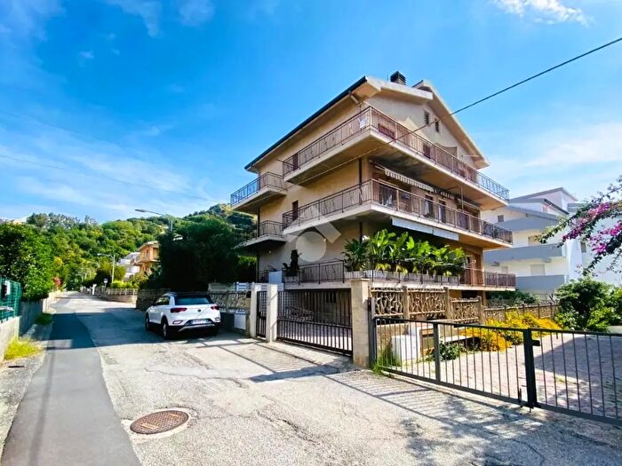 Appartamento trilocale in vendita in Via Calabria, Guardia Piemontese
