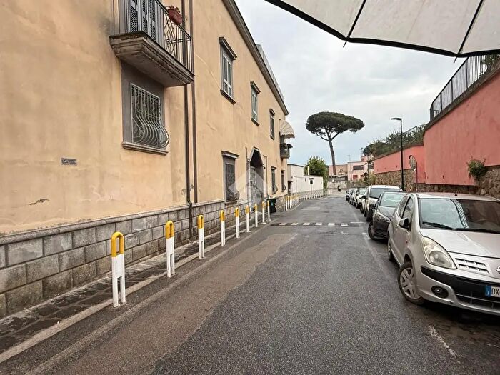 Appartamento trilocale in affitto in Via Barone, Napoli