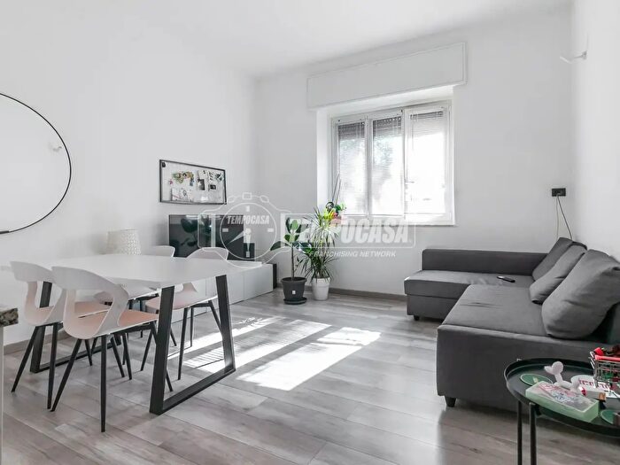 Appartamento trilocale in vendita in Via Legnone, Milano
