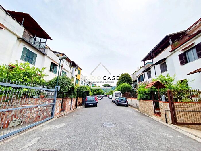 Casa con 8 locali in vendita in Via Vaiani Quarto, Quarto