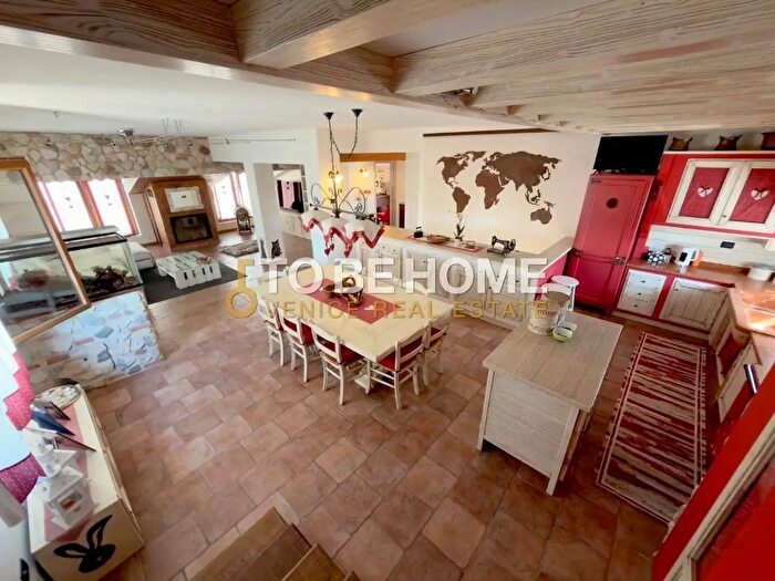 Appartamento con 6 locali in vendita in Bassano Del Grappa