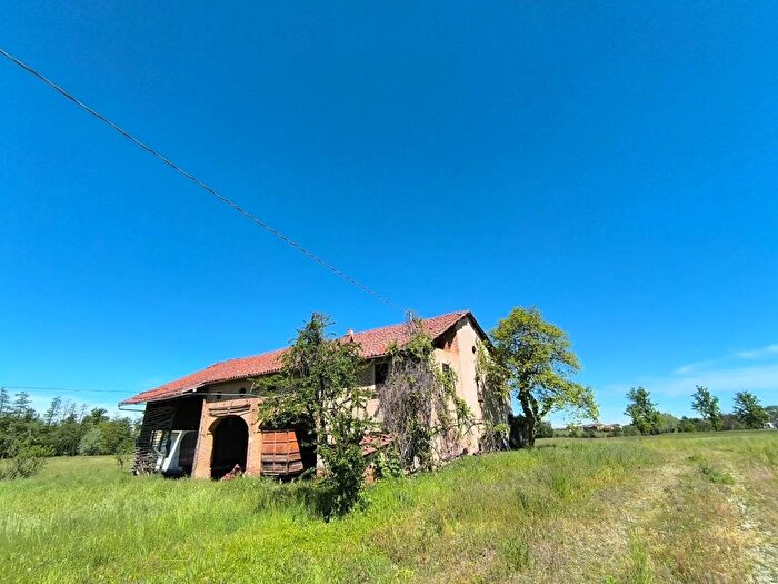 Casa con 8 locali in vendita in Via Vecchia di Pianfei Mondovi, Mondovi