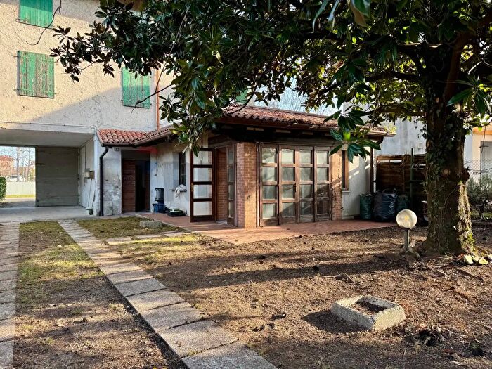 Casa con 10 locali in vendita in Via Gervasutta, Udine