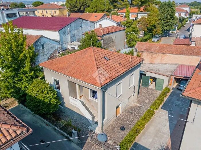 Appartamento con 6 locali in vendita in Via Lucinico, Forli'