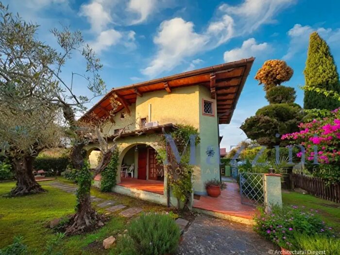 Casa con 8 locali in vendita in Via Piave, Forte Dei Marmi