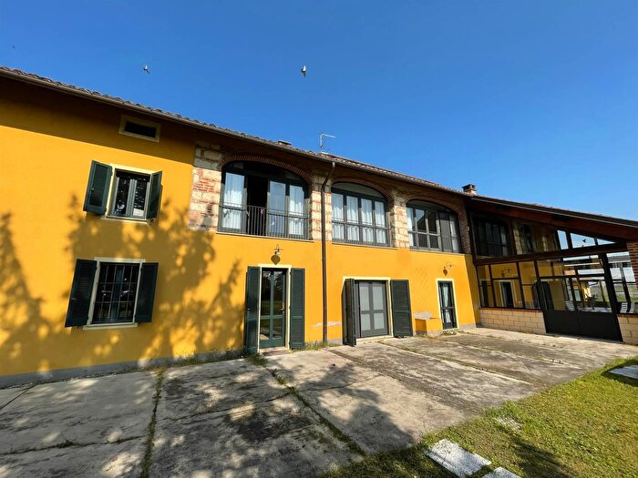 Casa con 10 locali in vendita in Casale Monferrato