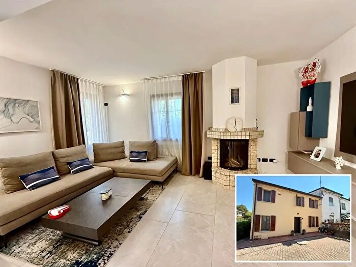 Casa con 6 locali in vendita in Via Superiore, Bagnacavallo