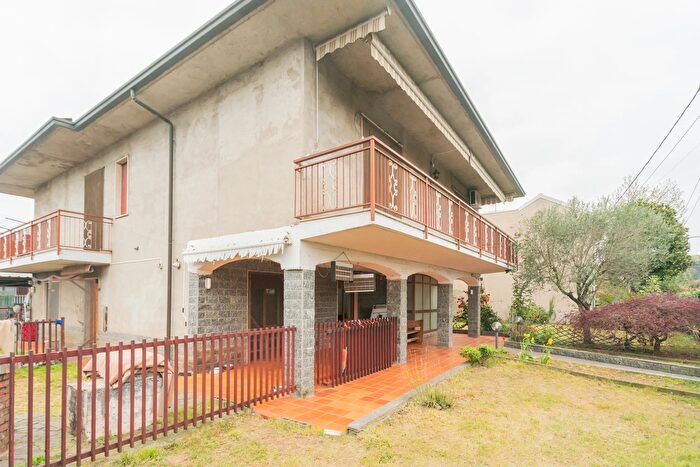 Casa con 7 locali in vendita in Via Monte Nero, Venegono Superiore