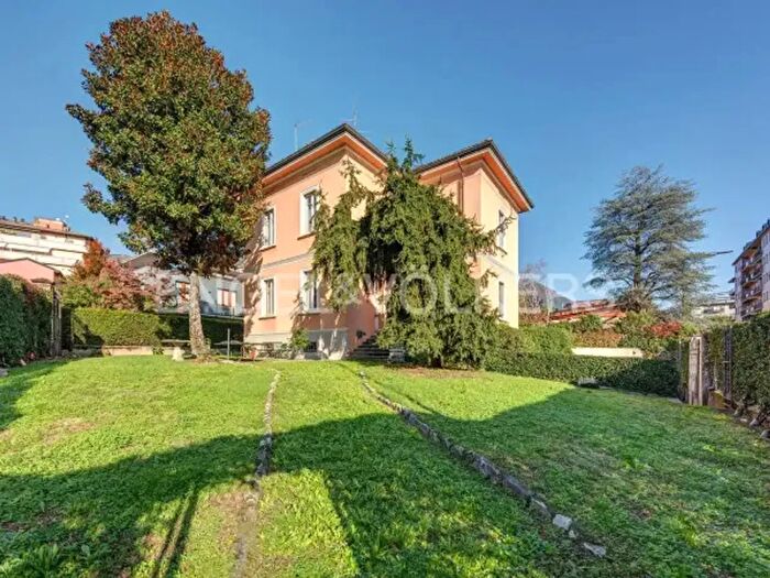 Casa con 6 locali in vendita in Erba