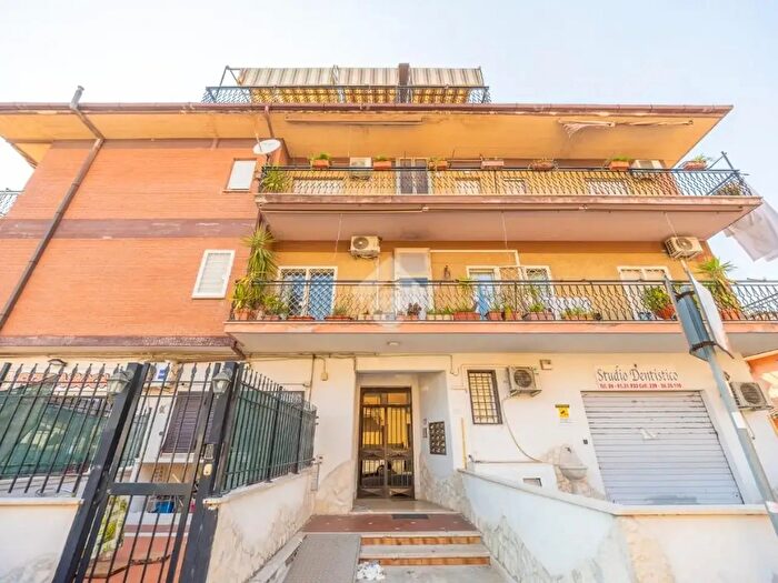 Appartamento trilocale in vendita in Via Castelbottaccio, Roma