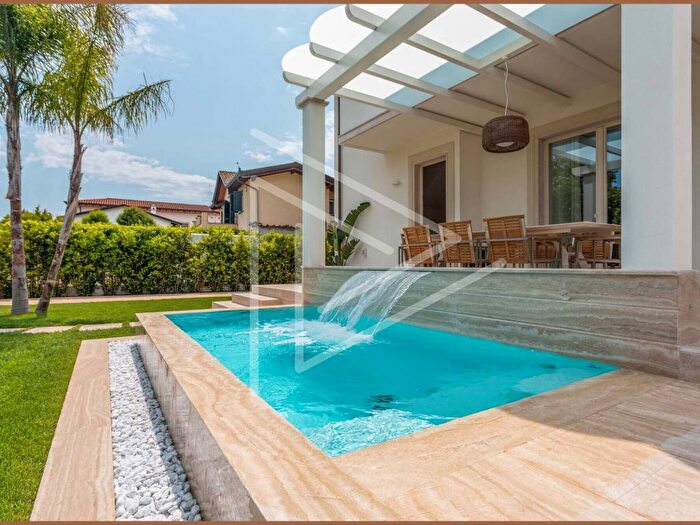 Casa con 6 locali in affitto in pablo picasso, Vittoria Apuana, Forte dei Marmi