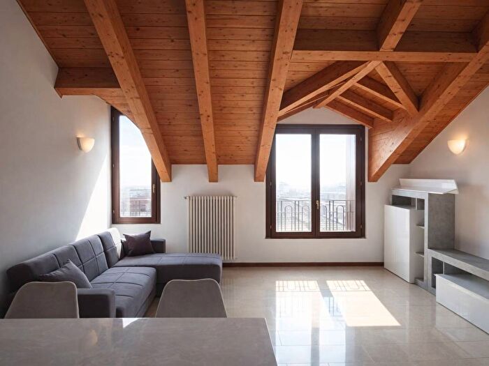Appartamento quadrilocale in affitto in Via Polesine, Corvetto, Milano