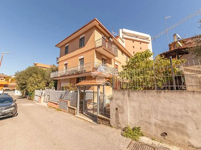 Appartamento trilocale in vendita in Appartamento Via Avegno, Roma