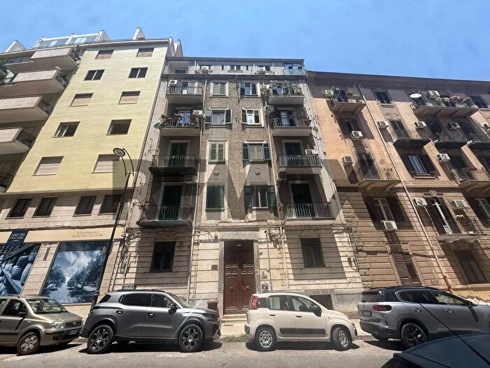 Appartamento con 5 locali in affitto in Via Giuseppe La Farina, Palermo