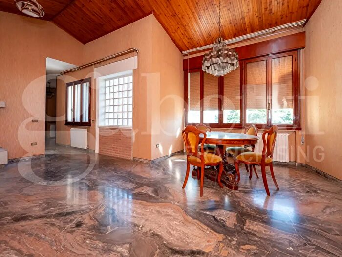 Casa con 10 locali in vendita in Via Cavour, Granze