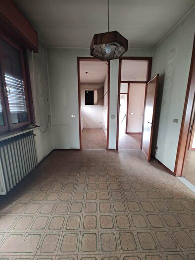 Casa con 8 locali in vendita in Quistello