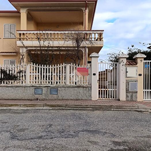 Appartamento trilocale in vendita in Via Losanna, Cutro