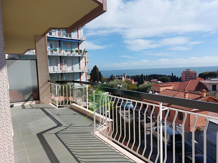 Appartamento trilocale in affitto in Via Vallarino, Sanremo