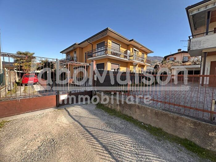 Casa con 12 locali in vendita in Via Giuseppe Verdi, Gavirate
