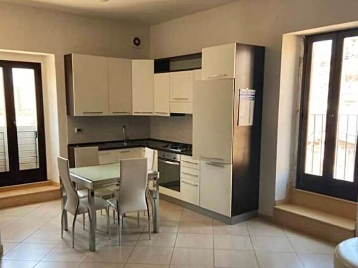 Appartamento trilocale in affitto in Via Santo Stefano, Centro, Caltagirone