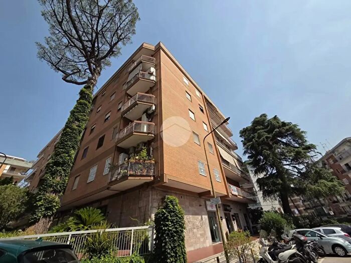 Appartamento con 5 locali in vendita in Via Eduardo Nicolardi, Napoli