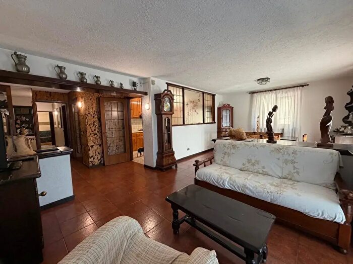 Appartamento con 6 locali in vendita in Via Tour De Grange, Chatillon