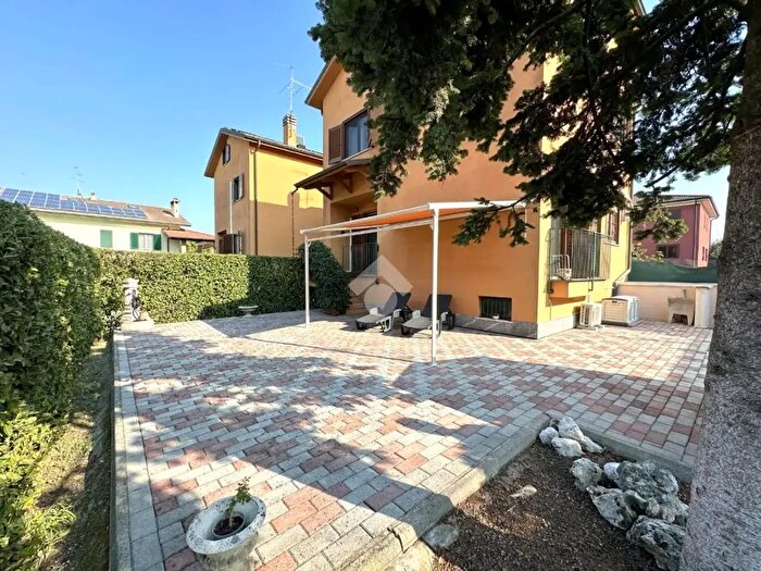 Casa quadrilocale in vendita in Via della Liberazione, Tribiano