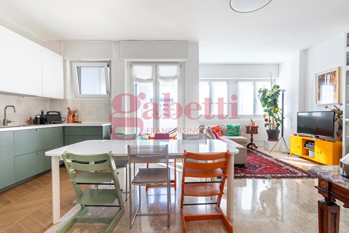 Appartamento con 5 locali in vendita in Via Valtellina, Milano