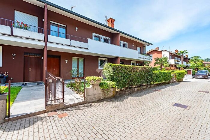 Casa quadrilocale in vendita in Viale dei Tigli, Arese