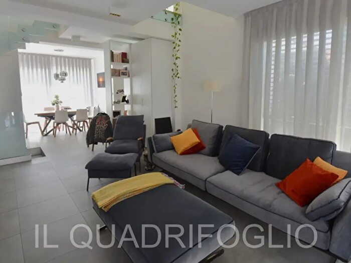 Casa con 7 locali in vendita in Cesena