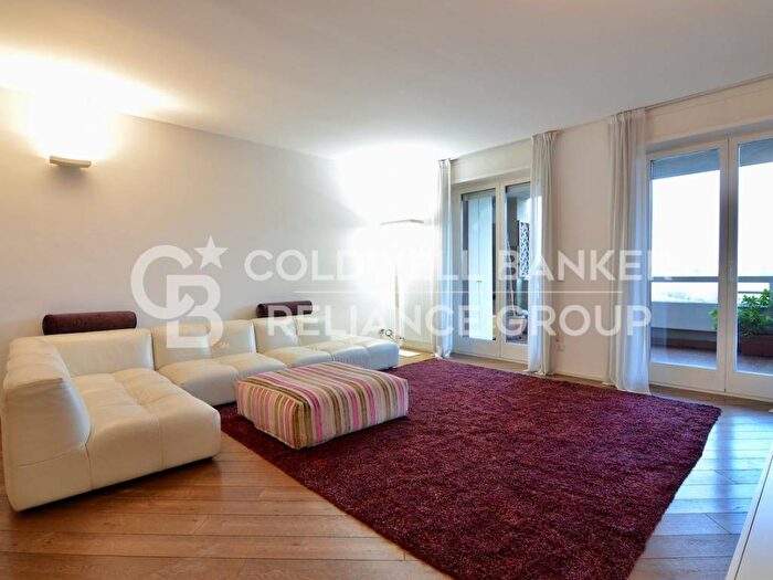 Appartamento trilocale in affitto in Via Ippodromo, Trenno, Milano