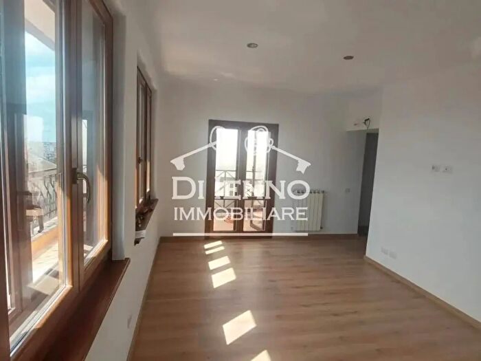 Appartamento trilocale in vendita in Via Rescaldina, Roma