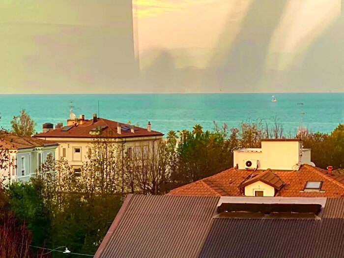 Appartamento con 6 locali in affitto in Viale Flavio Gioia, Rimini