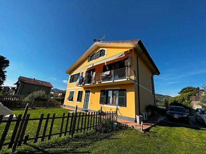 Casa con 8 locali in vendita in Bolano