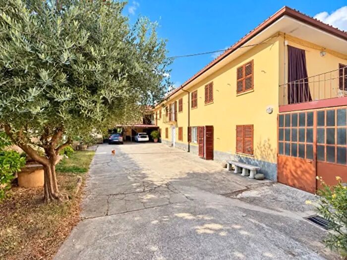 Casa con 6 locali in vendita in Regione Piancanelli, Canelli