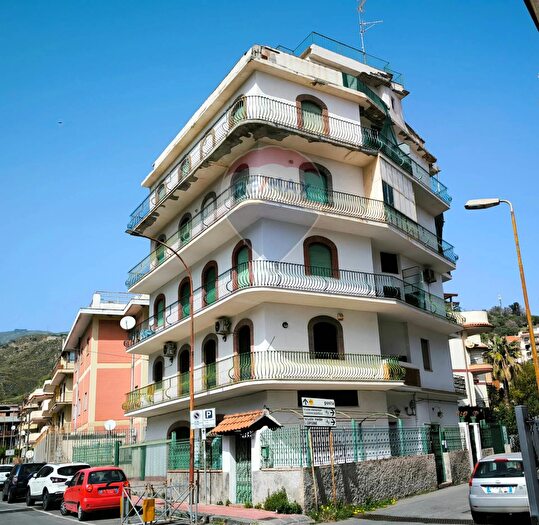 Appartamento trilocale in vendita in Via Marsala, Giardini Naxos