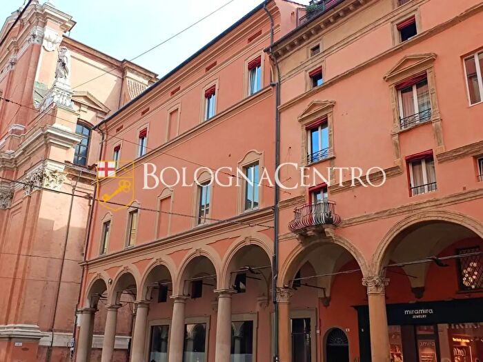 Appartamento quadrilocale in vendita in Via Altabella, Bologna