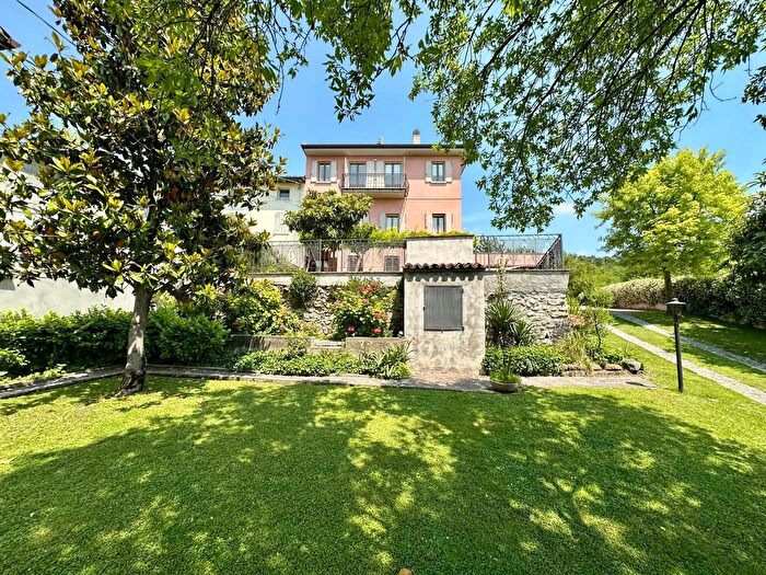 Casa con 5 locali in vendita in Strada Tarsi, Monzambano