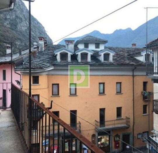 Appartamento con 6 locali in vendita in Via Duca dAosta, Verres