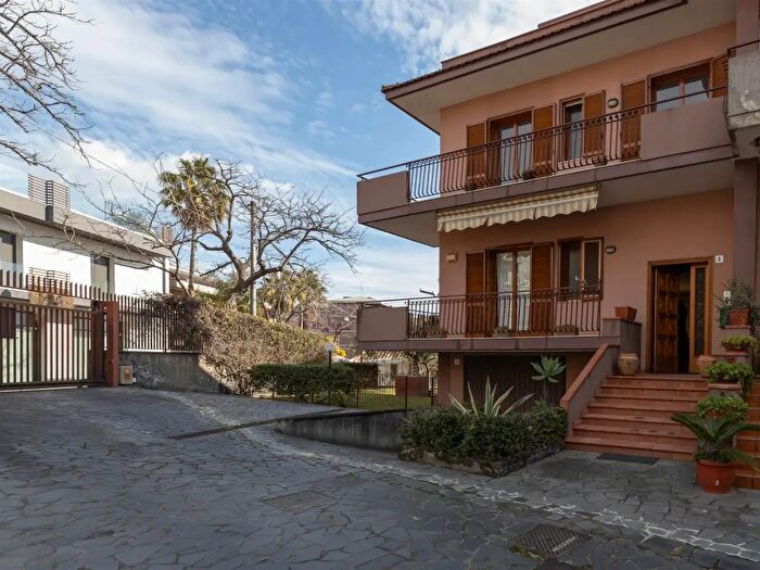 Casa con 8 locali in vendita in Catania