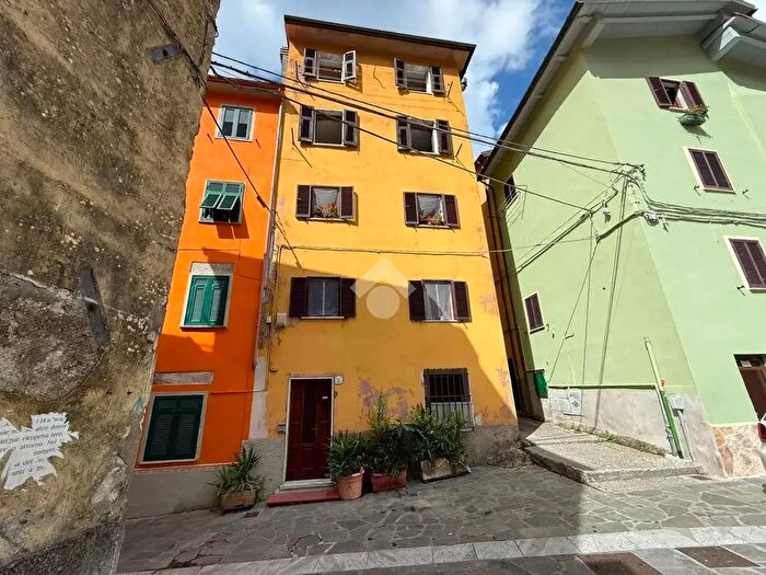 Appartamento con 9 locali in vendita in Via Arnaldo Pegollo, Massa